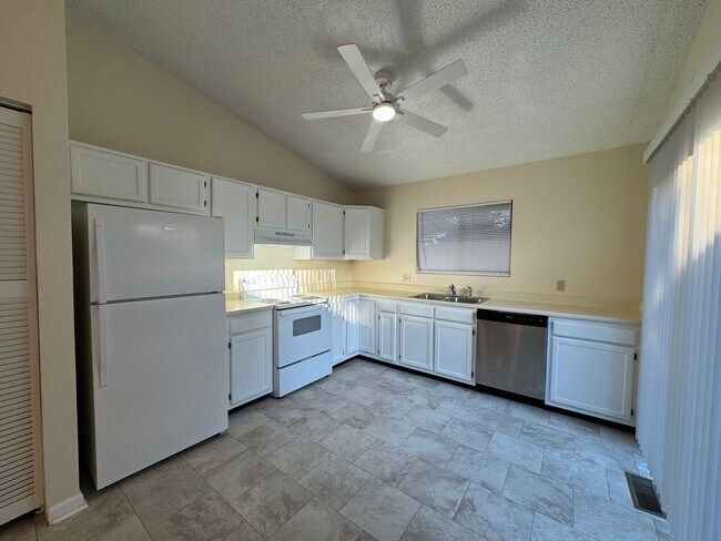 Building Photo - Beautiful home on quiet cul-de-sac