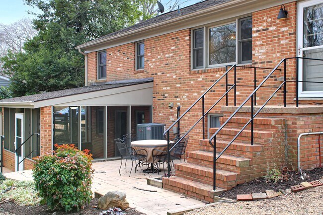 Building Photo - 4 Bedroom on 1 acre