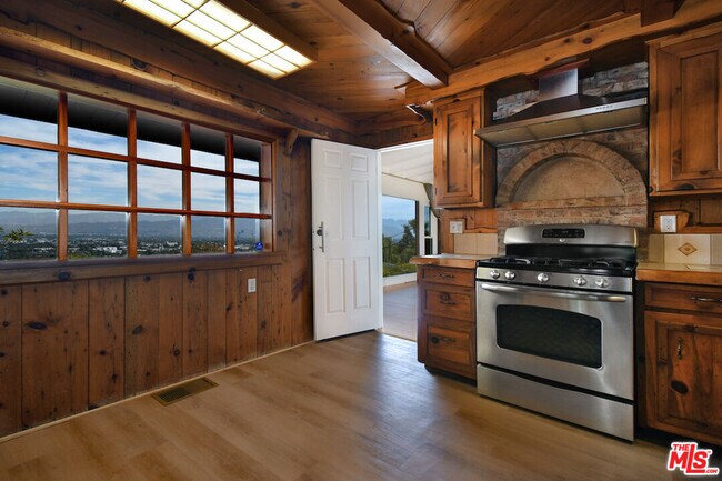 Building Photo - 3682 Berry Dr