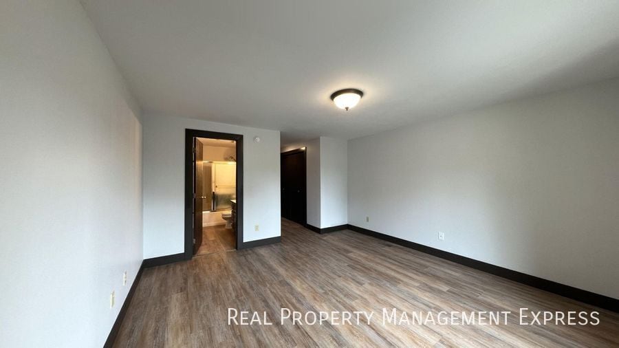 Building Photo - Amazing 3 Bedroom 2.5 Bath duplex with attached garage and fenced yard!