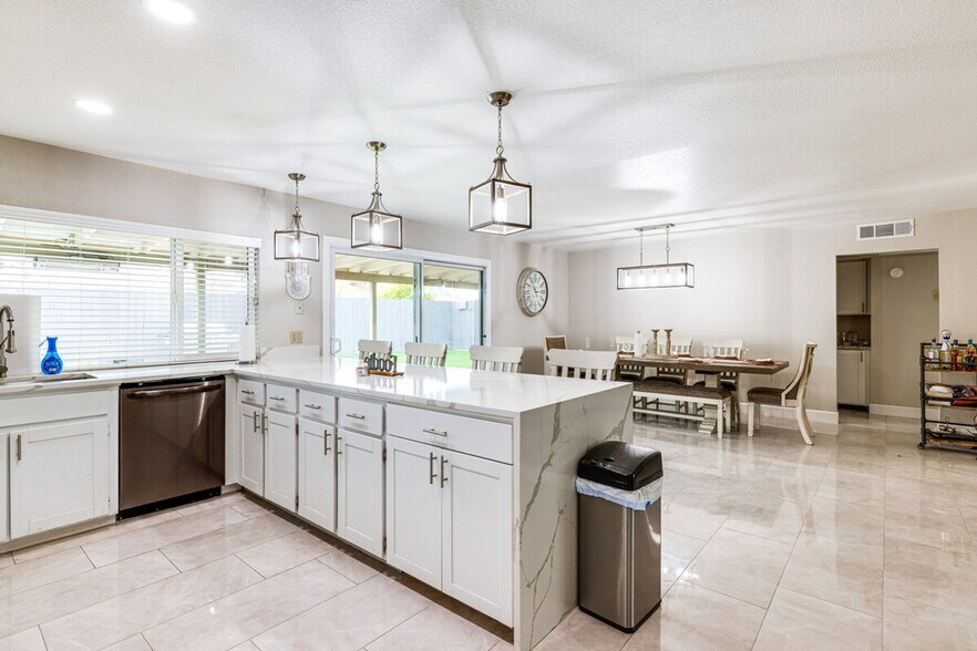 Building Photo - 903 W Harvard Dr