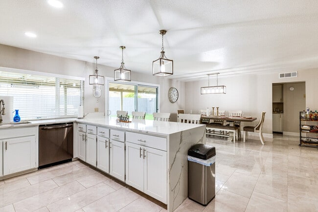 Building Photo - 903 W Harvard Dr