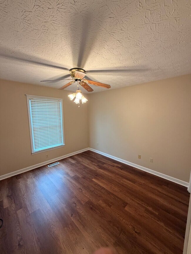 Building Photo - 3BR Home | Granite Kitchen | Fireplace | Deck | Fenced Yard