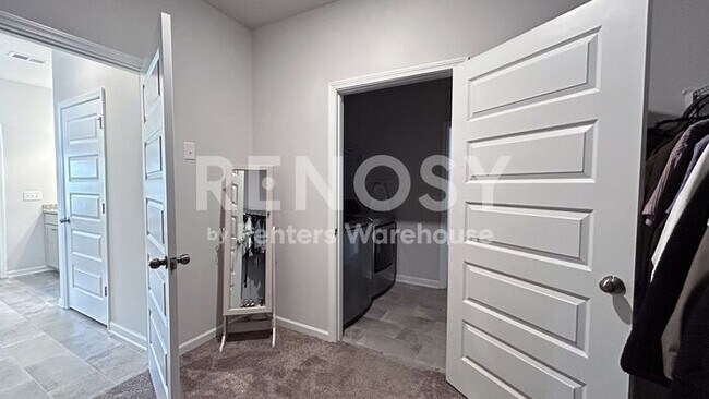 Building Photo - Stunning 3-bedroom 2-bath 1 level home