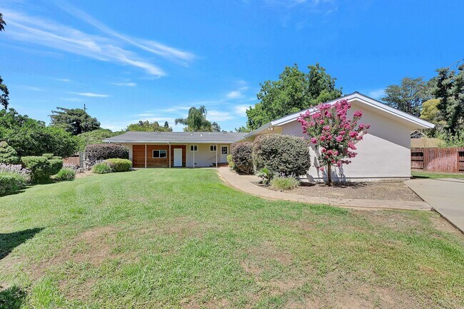 Building Photo - Modern Country Retreat on Half Acre in Gri...