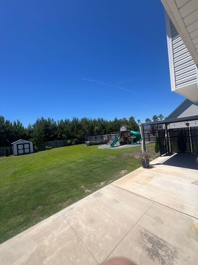Building Photo - 303 Breezeway Dr