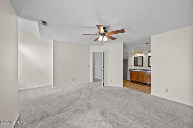 Building Photo - 123 W Victoria Ct