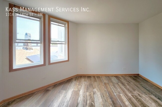 Building Photo - 1316 W 18th St