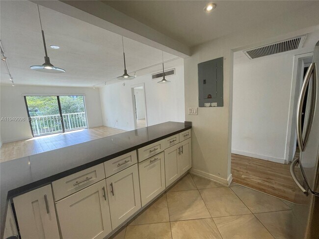 Building Photo - 1650 NE 115th St