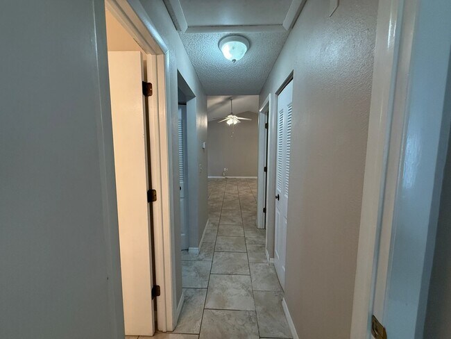 Building Photo - Spacious 2 Bedroom, 2 Bath, 2 car garage Home For Rent in New Port Richey!