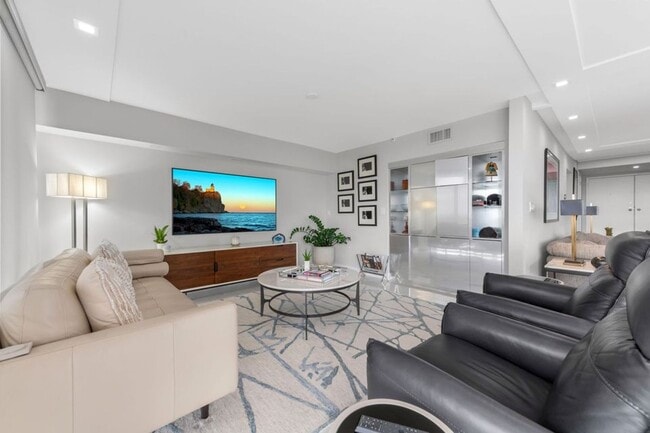 Building Photo - 1900 Consulate Pl