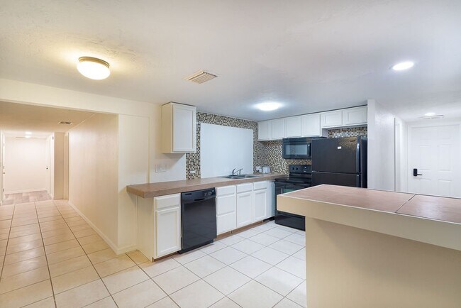 Building Photo - 7407 Duke Dr