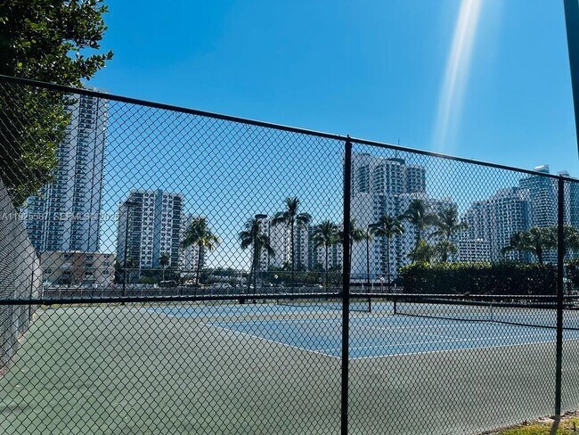 Building Photo - 1000 Parkview Dr