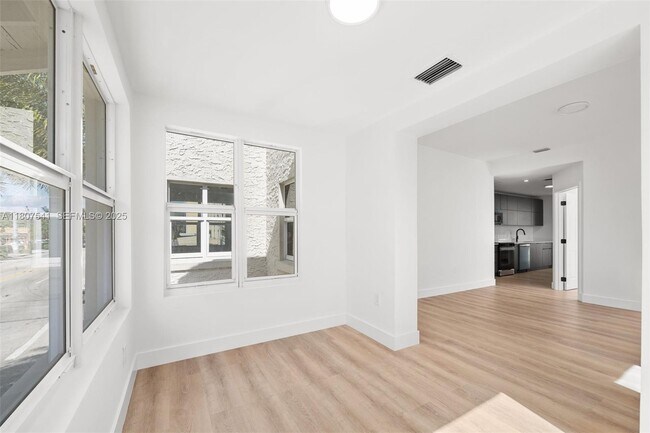 Building Photo - 403 SW 12th Ave