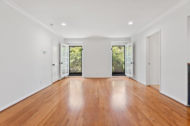 Building Photo - 11053 Strathmore Dr