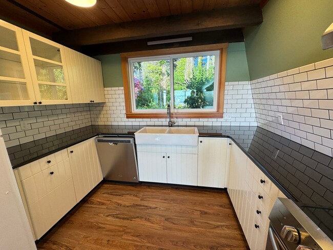 Building Photo - Beautiful Ocean Front Home in Seal Rock!