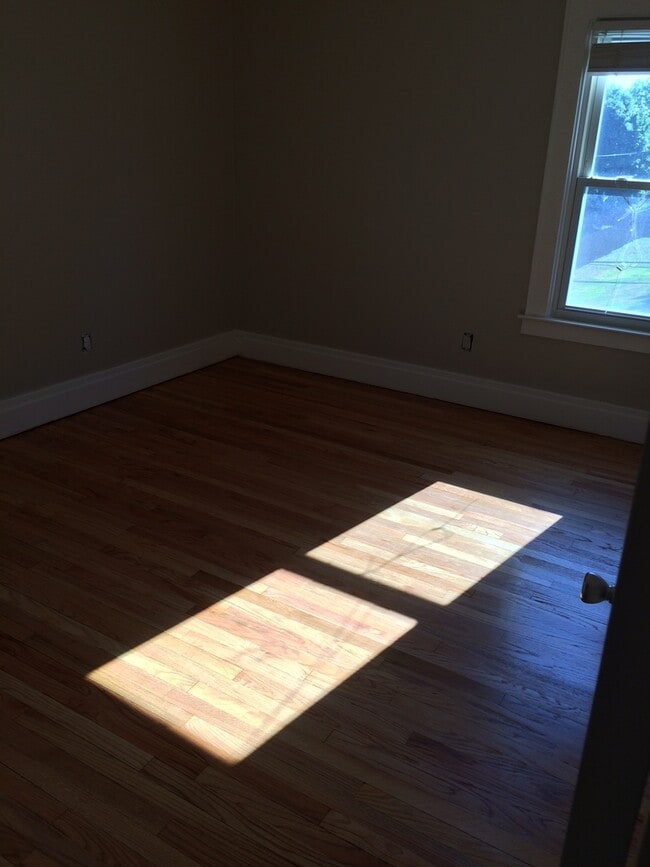 Building Photo - Spacious 4BR 2 Bath Colonial