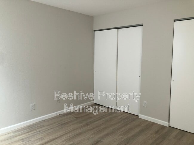 Building Photo - 302 N Sycamore