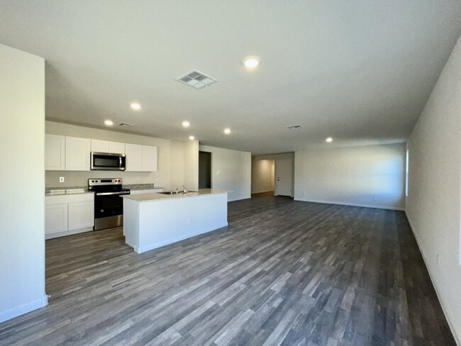 Building Photo - MOVE IN SPECIAL!! 4 bed 2 bath 2 car garag...