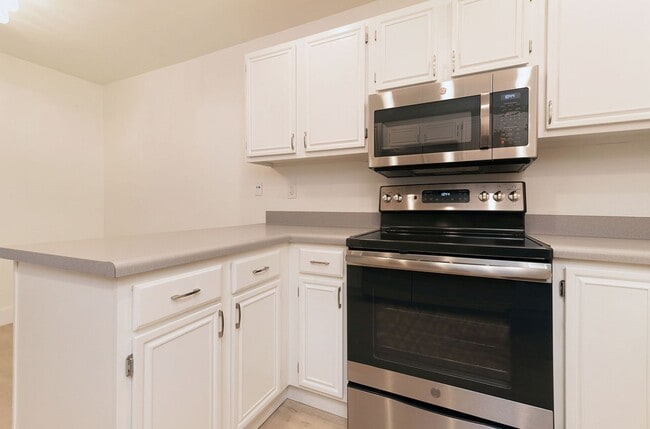 Building Photo - Beautiful 2Bd/2Ba Condo In Gated Community...