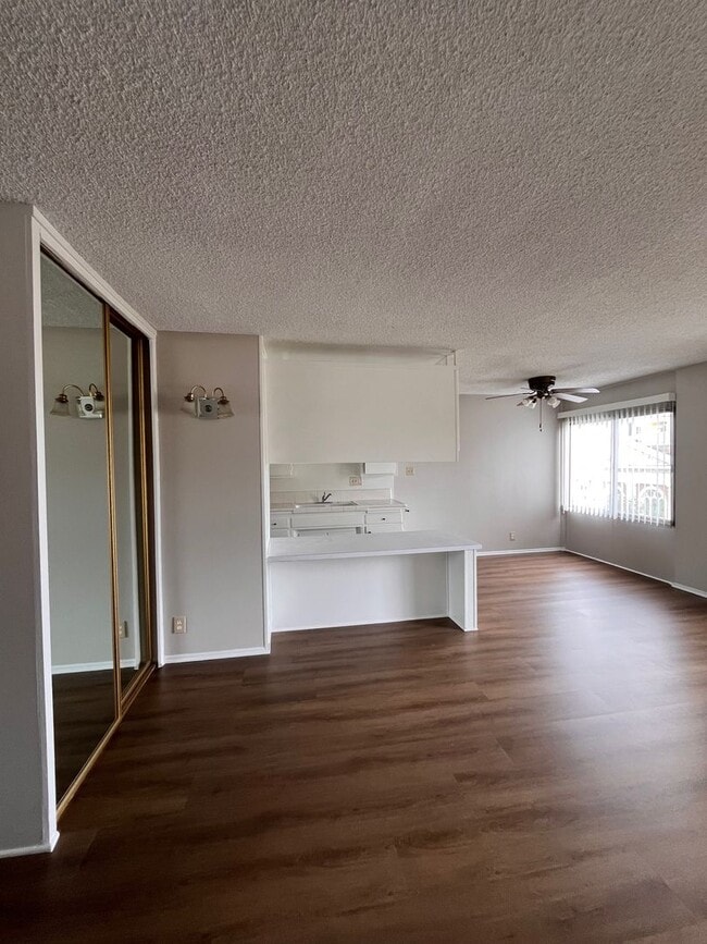 Building Photo - 1 Bedroom/1Bath Located in Downtown Long B...