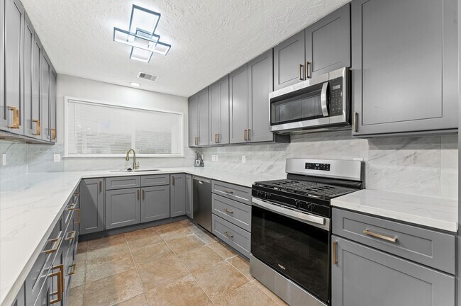 Building Photo - 8231 Garden Parks Dr