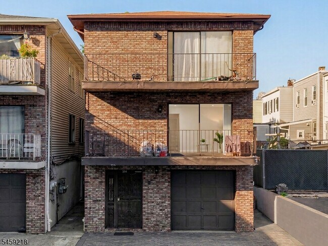 Building Photo - 314 St Pauls Ave