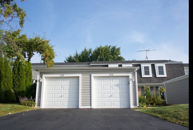 Building Photo - 1352 Oxford Cir