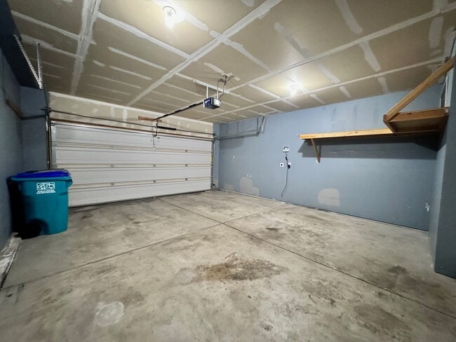 Building Photo - Great Home with Large Back Yard