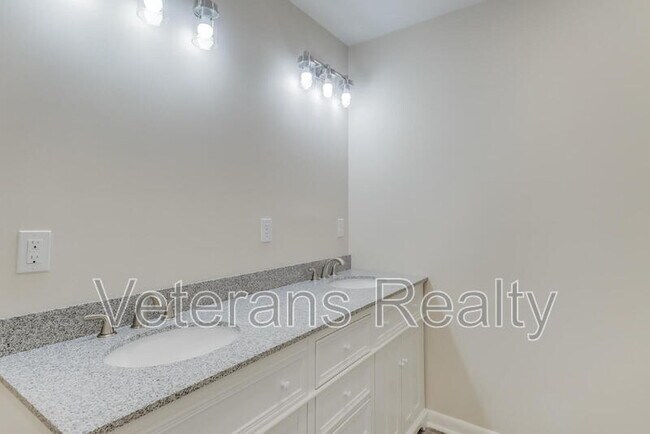 Building Photo - 129 Quarles St