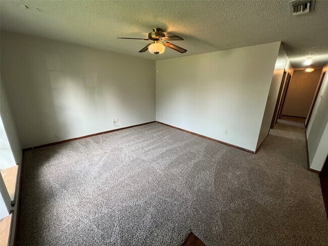 Building Photo - 411 W Pelton St