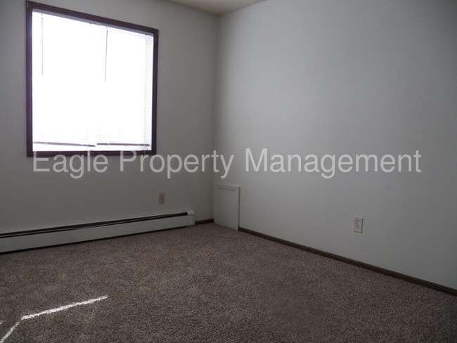 Building Photo - Hiawatha Large 2 Bedroom Heat/Water Paid!!