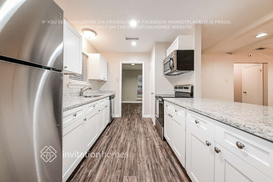 Building Photo - 2324 Lovell Dr