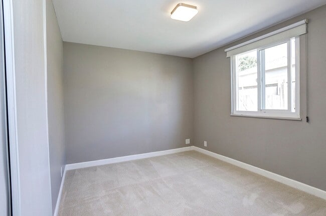 Building Photo - Updated & super clean 3 Bed/ 2 Bath Daly City home. YouTube Tour!