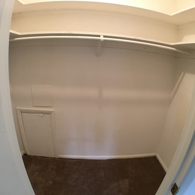 Building Photo - Spacious 1 BR 1BA split-level condo. Most ...