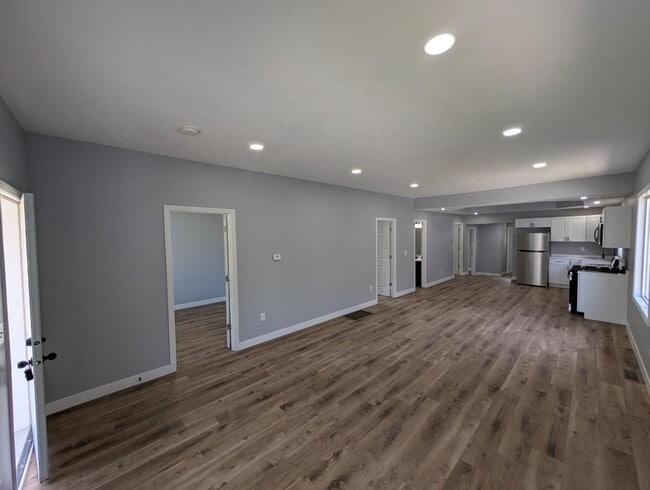 Building Photo - 2117 Kemble Ave