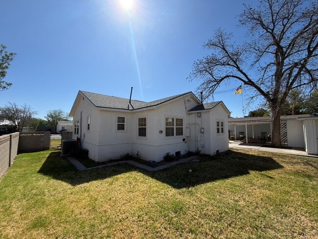 Building Photo - 3 Bed 1 Bath Home