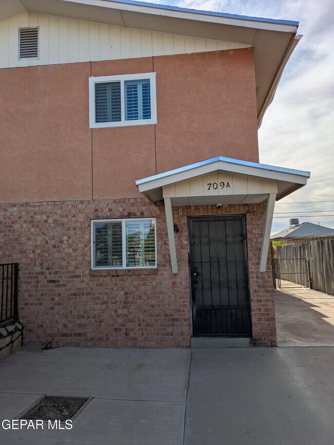 Building Photo - 709 Tays St