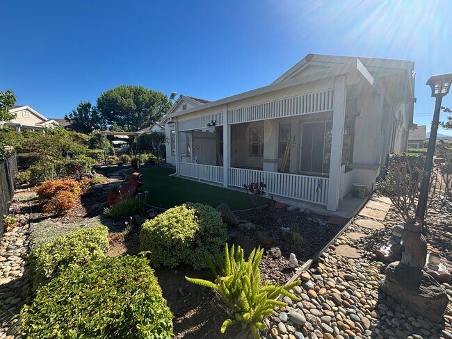 Building Photo - Gorgeous 3 Bed 2.5 Bath with SOLAR! 55+ Community