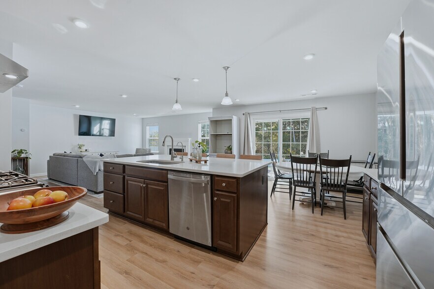 Building Photo - 838 Dean Dr