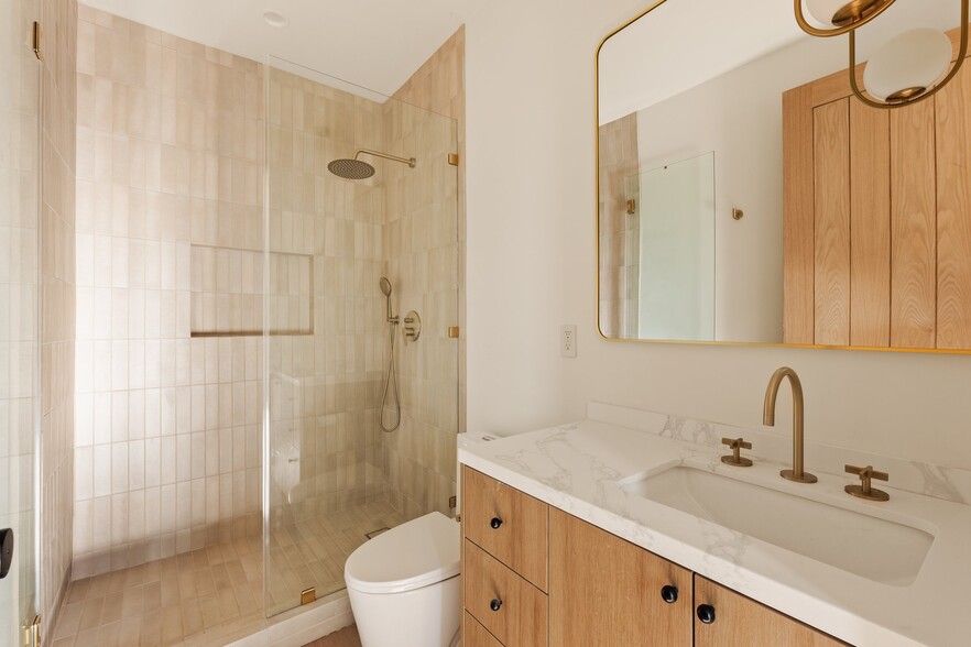 Building Photo - 17852 Saticoy St