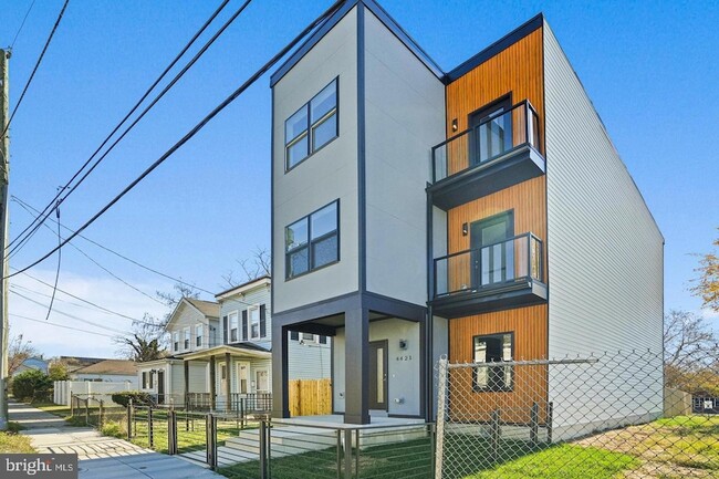 Building Photo - 4421 Kane Pl NE