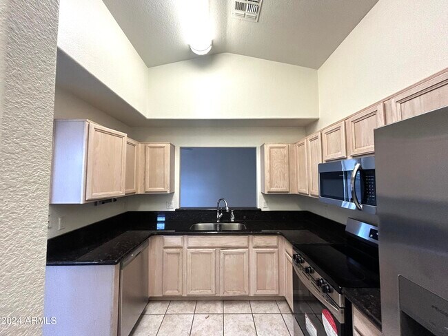 Building Photo - 755 W Baylor Ln