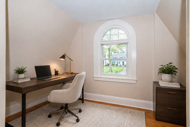 Building Photo - 17 Bonnett Ave