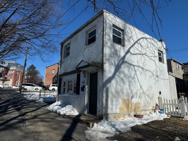 Building Photo - 2 Bedroom, 1 Bathroom House in Lancaster