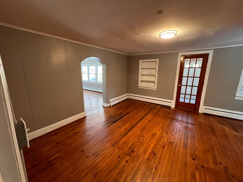 Front entry room - 4855 Sandy Point Rd
