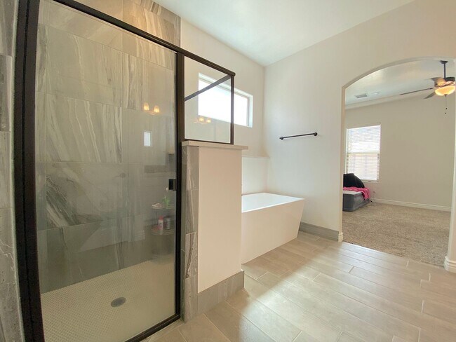 Building Photo - West El Paso Cimarron Neighborhood Stunning 4 bed/2.5bath