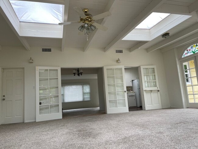 Building Photo - Charming 3 Bedroom 2 Bath Single Family Ho...