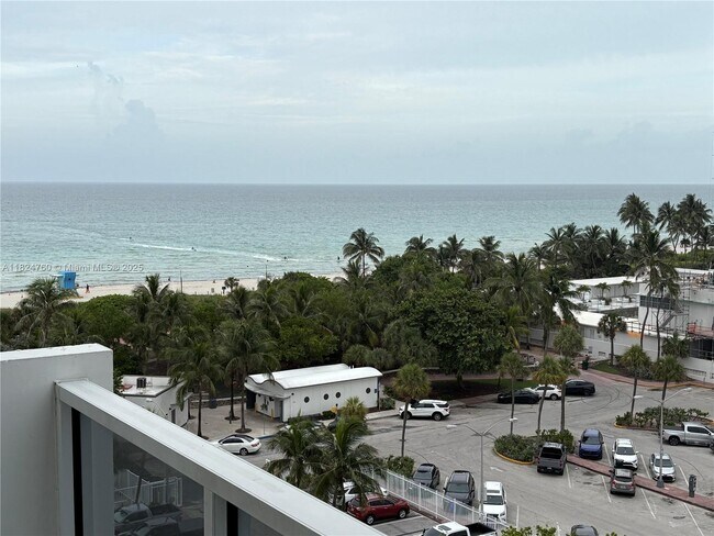 Building Photo - 5313 Collins Ave