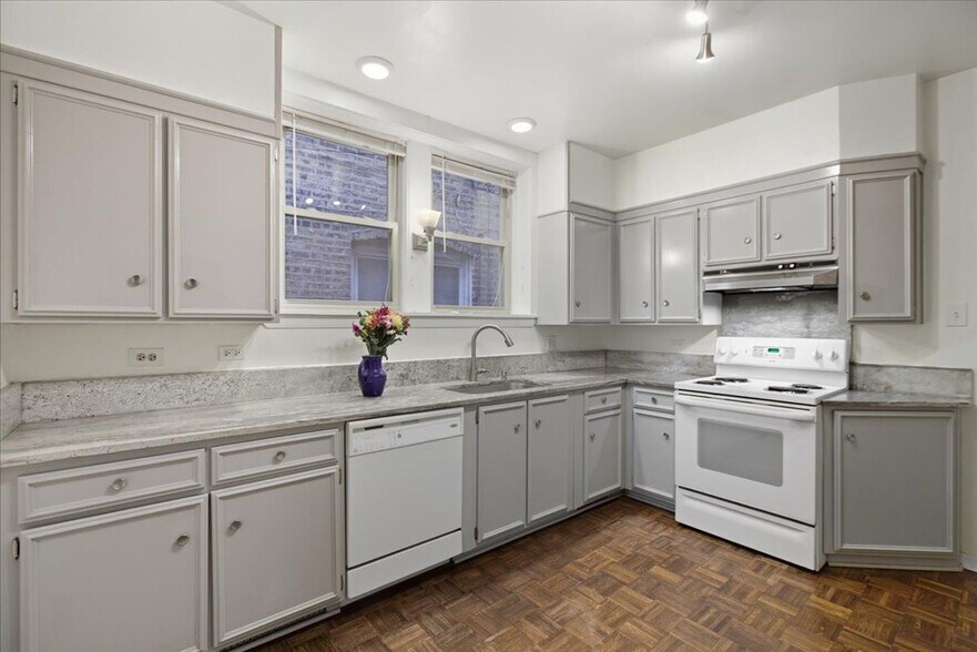 Building Photo - 5412 W Berteau Ave